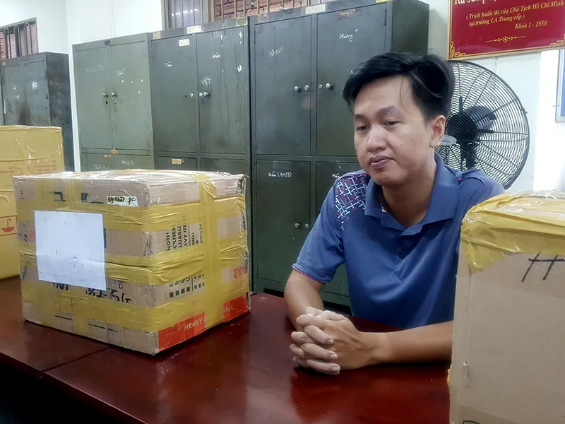 Do thua cá độ, Tuấn giả nhân viên ngân hàng đến các công ty mua các sản phẩm công nghệ đắt tiền nhằm chiếm đoạt 